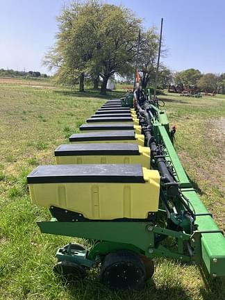 Image of John Deere 1720 equipment image 1