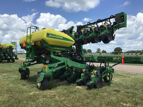 Image of John Deere 1720 equipment image 2