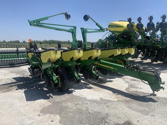 Image of John Deere 1760 Primary image