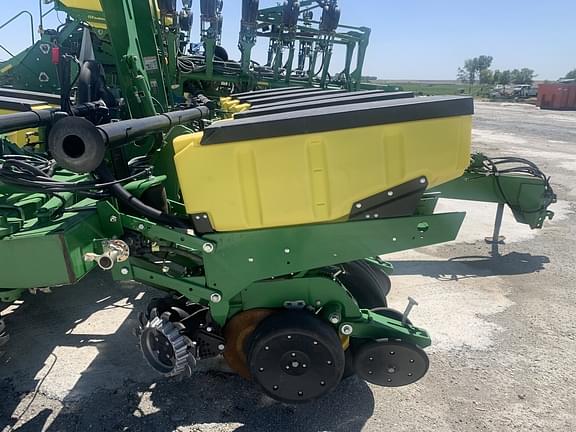 Image of John Deere 1760 equipment image 3