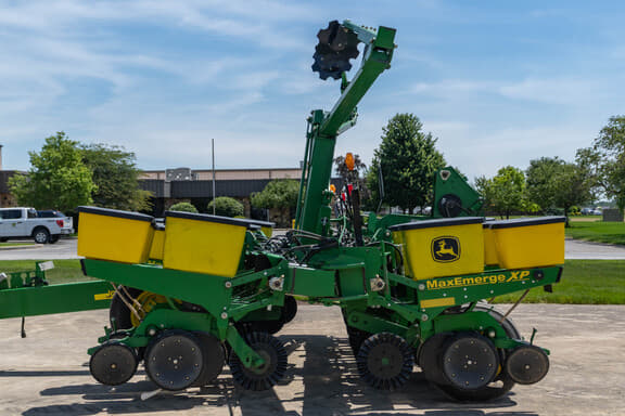 Image of John Deere 1760 equipment image 3