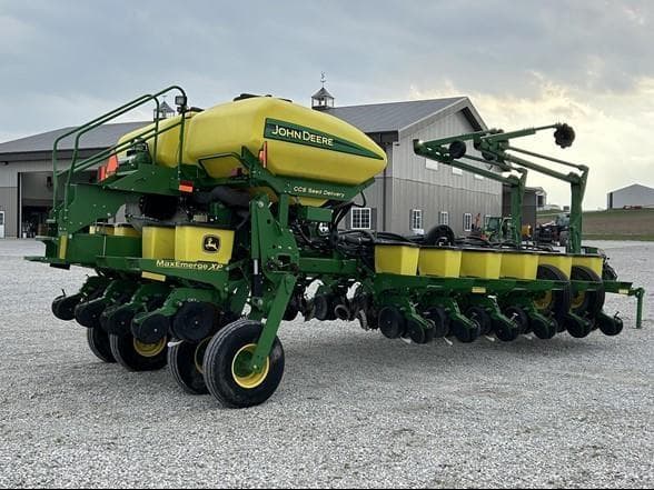 Image of John Deere 1770NT equipment image 2