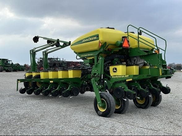 Image of John Deere 1770NT equipment image 3