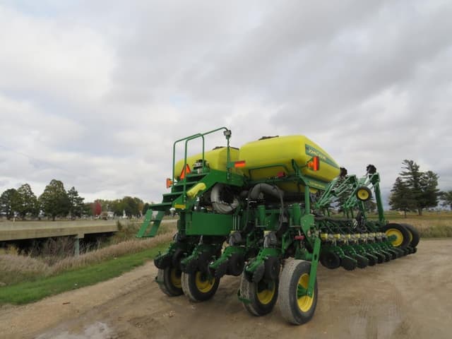 Image of John Deere 1770 equipment image 3