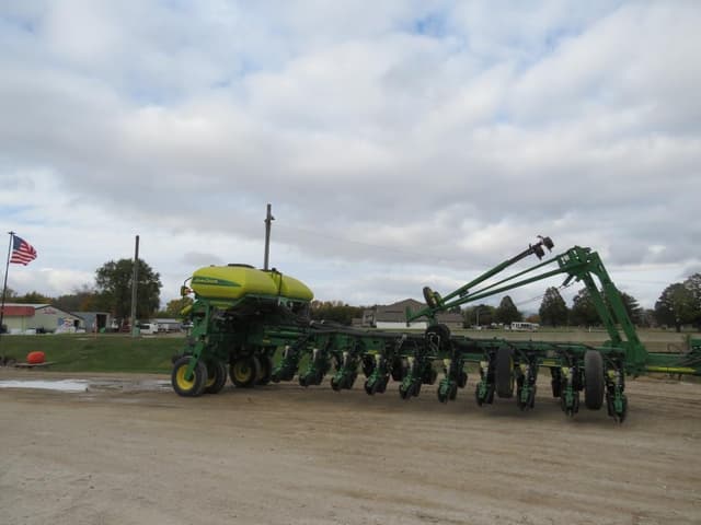 Image of John Deere 1770 equipment image 1