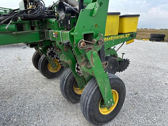 Image of John Deere 1770 equipment image 1