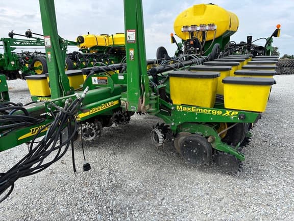 Image of John Deere 1770 equipment image 1
