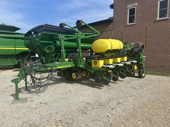 Image of John Deere 1770 equipment image 1