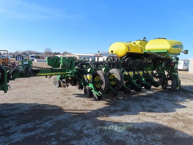 Image of John Deere 1770 equipment image 1