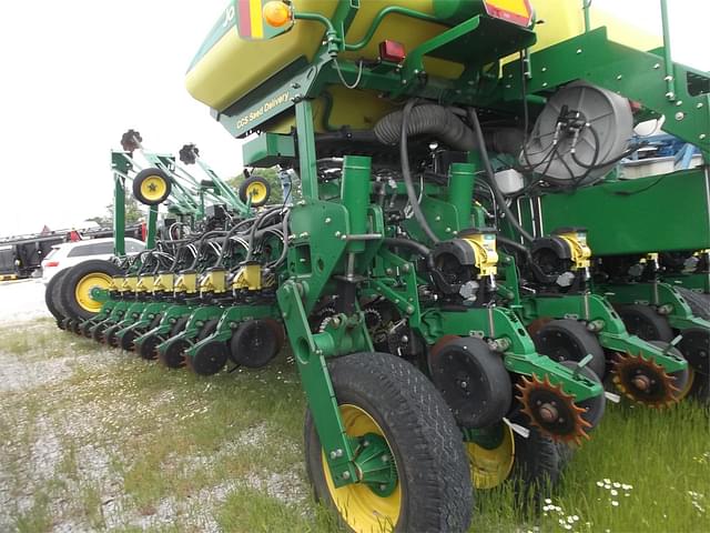 Image of John Deere 1770 equipment image 4