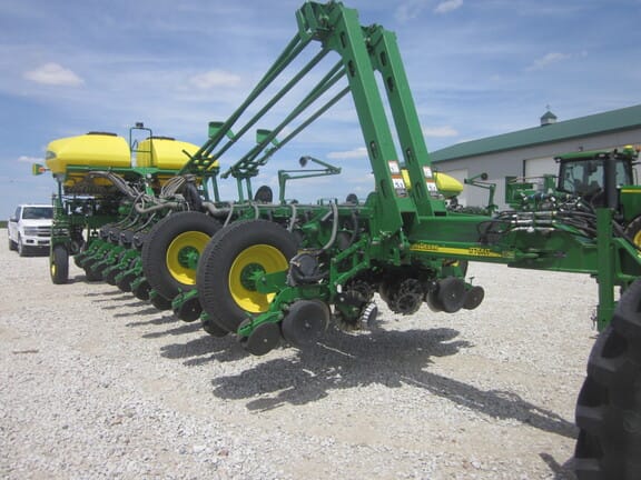 Main image John Deere 1770