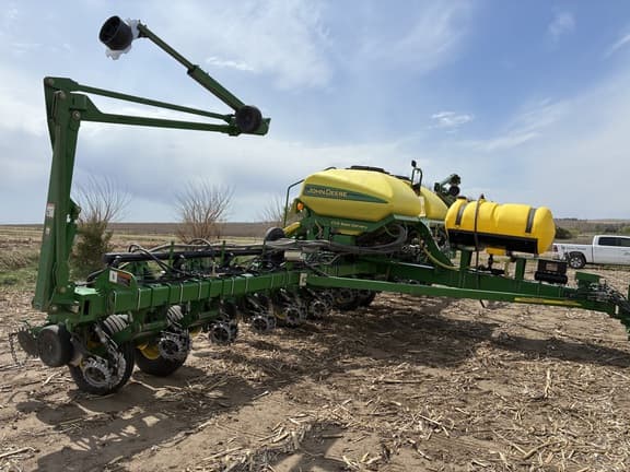 Image of John Deere 1770 equipment image 1
