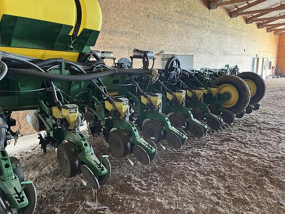Image of John Deere 1770 equipment image 1