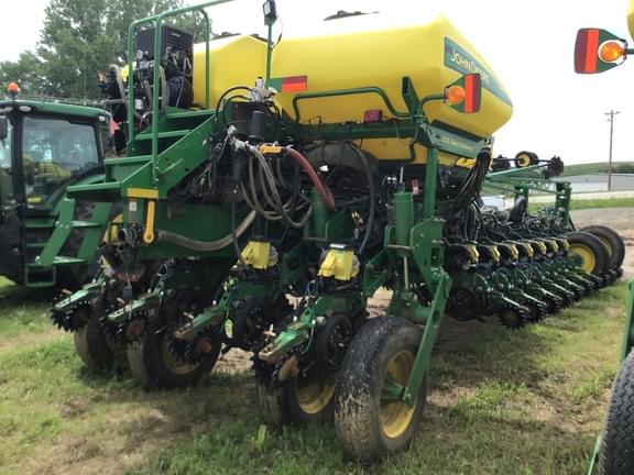 Image of John Deere 1770 equipment image 4