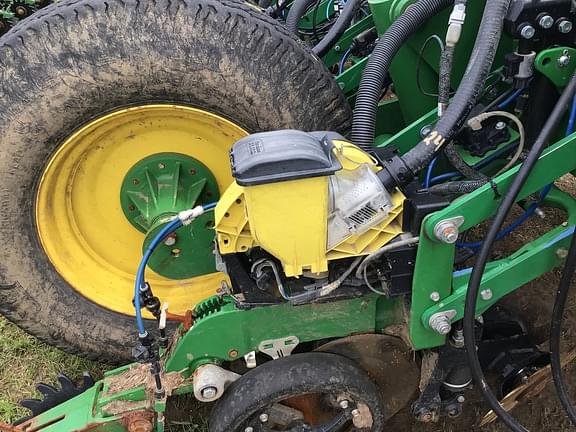 Image of John Deere 1770 equipment image 4