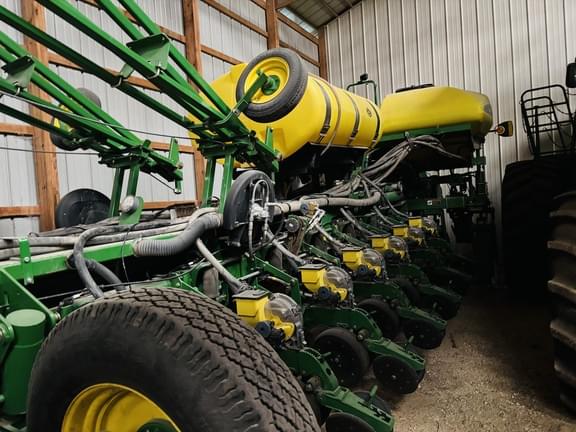 Image of John Deere 1770 equipment image 3