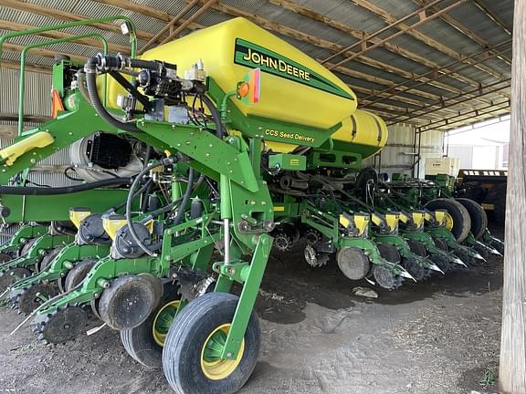Image of John Deere 1770 equipment image 2