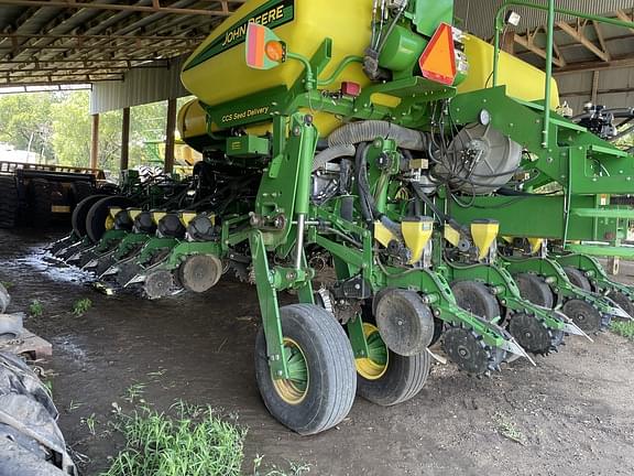 Image of John Deere 1770 equipment image 3