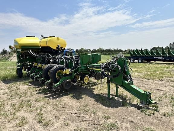Image of John Deere 1770 equipment image 1