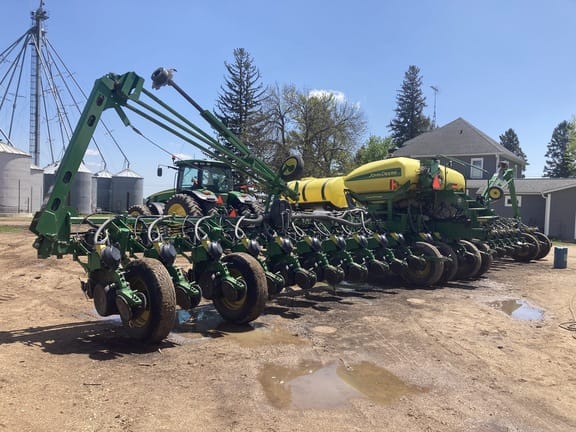 Main image John Deere 1770