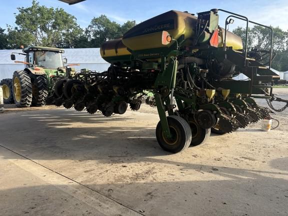 Image of John Deere 1770 equipment image 2