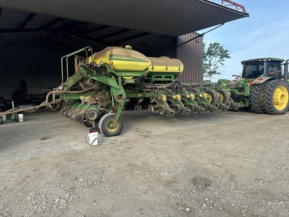 Image of John Deere 1770 equipment image 1