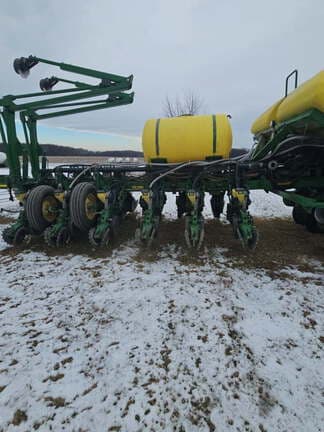 Image of John Deere 1770 equipment image 4