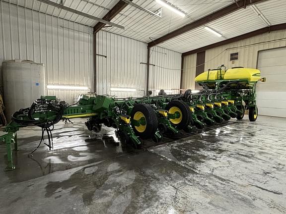 Image of John Deere 1770 equipment image 1