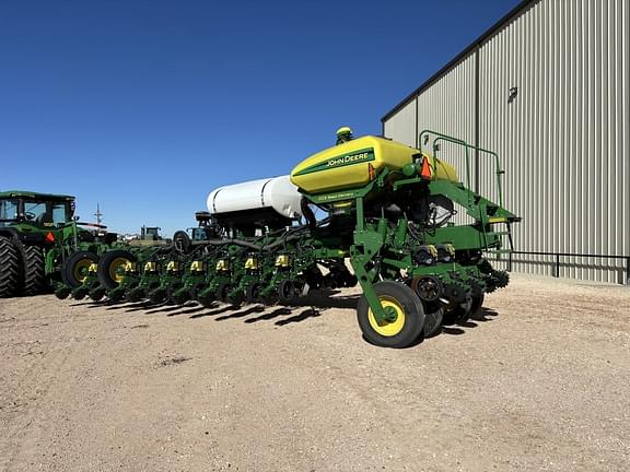 Image of John Deere 1770 equipment image 2