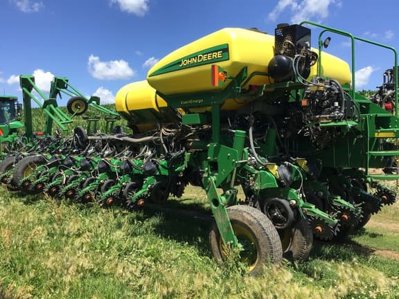 Image of John Deere 1770 equipment image 1