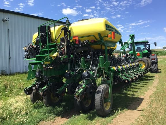 Image of John Deere 1770 equipment image 3