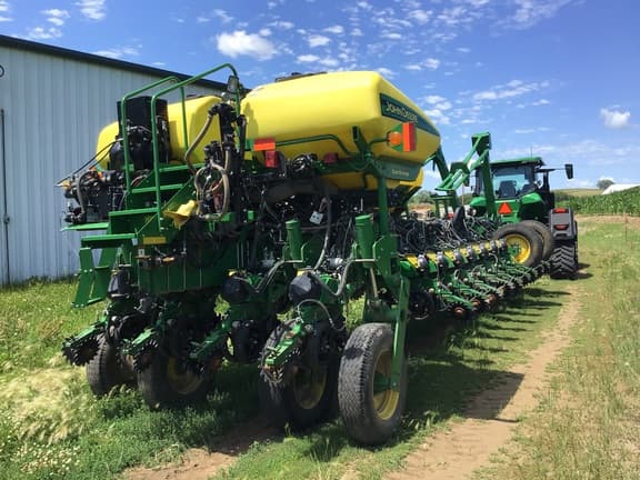 Image of John Deere 1770 equipment image 4