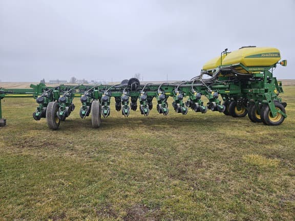 Image of John Deere 1770 equipment image 1