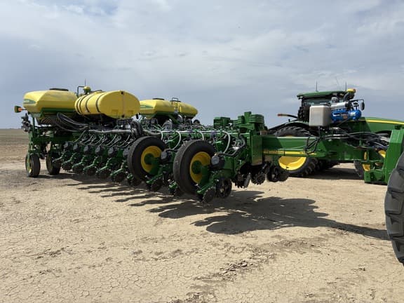 Image of John Deere 1770 equipment image 1