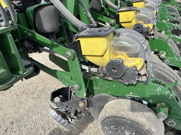 Image of John Deere 1770 equipment image 1