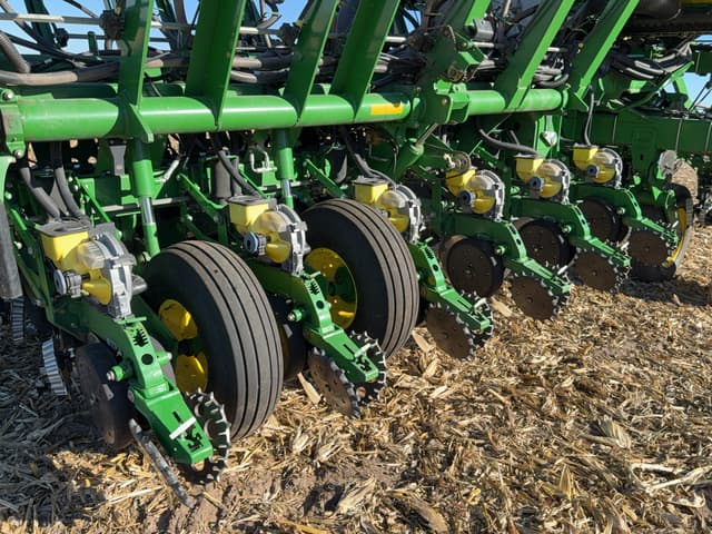 Image of John Deere 1790 equipment image 2