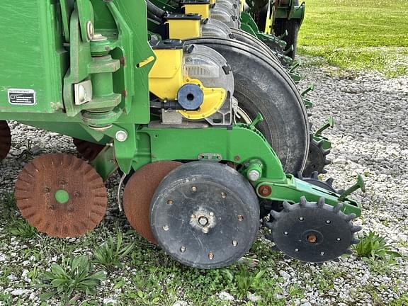 Image of John Deere 1790 equipment image 2