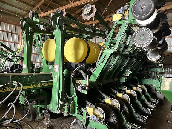 Image of John Deere 1790 equipment image 1