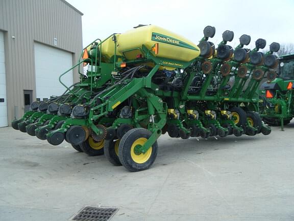 Image of John Deere 1790 equipment image 2