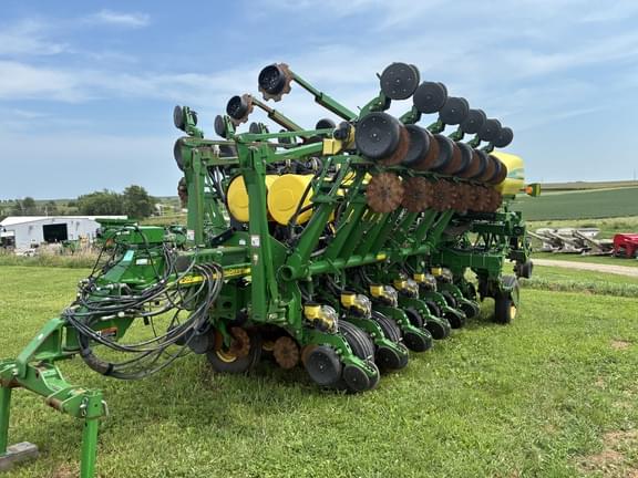 Image of John Deere 1790 equipment image 2