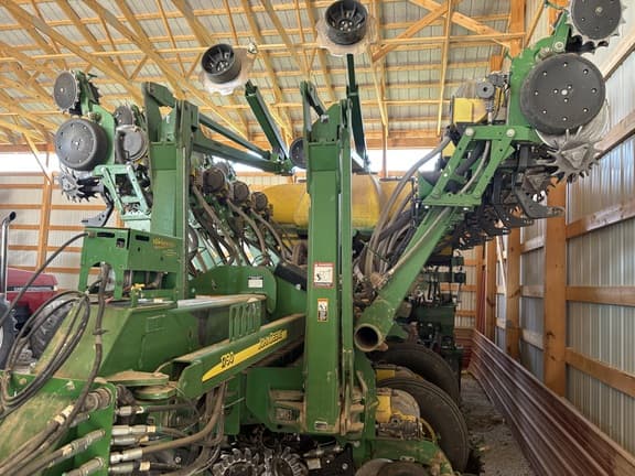 Image of John Deere 1790 equipment image 2