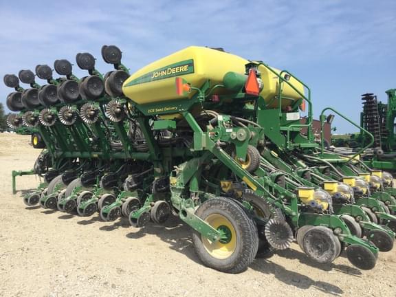 Image of John Deere 1790 equipment image 1