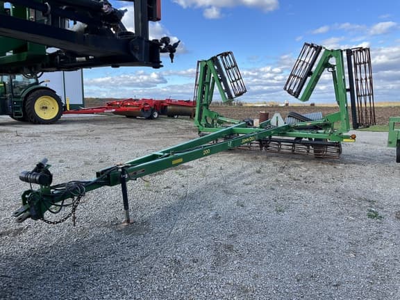 Image of John Deere 200 Image 1