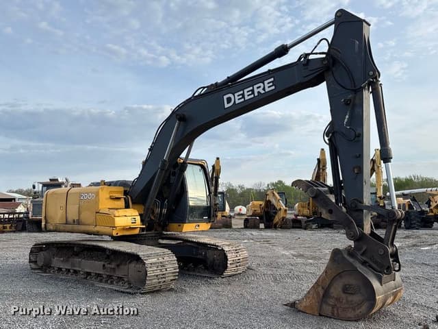Image of John Deere 200D equipment image 2