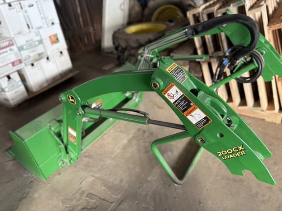 Image of John Deere 2320 equipment image 4