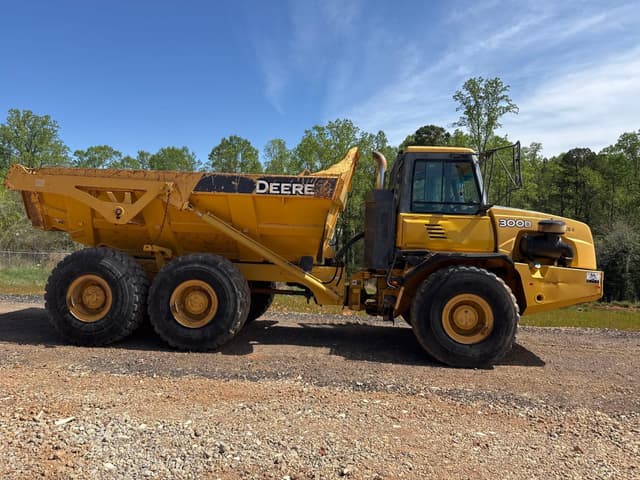 Image of John Deere 300D equipment image 1