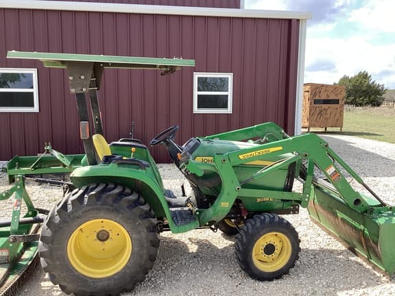 Image of John Deere 3038E equipment image 3