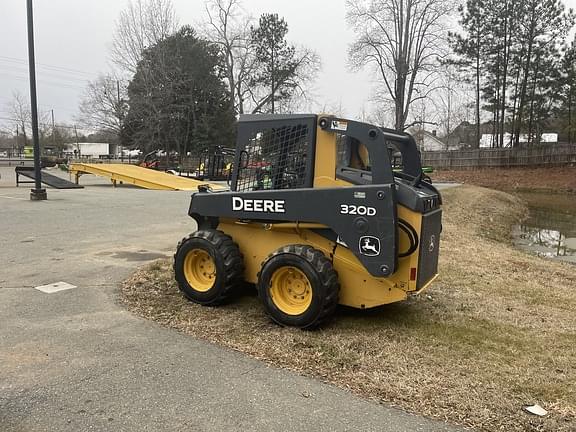 Image of John Deere 320D equipment image 4