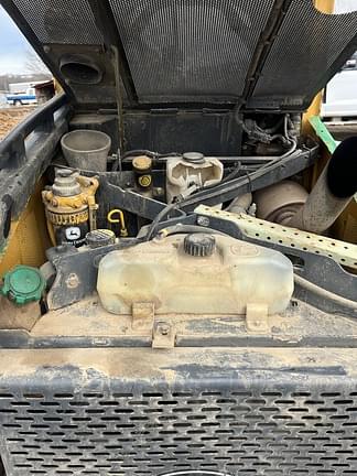 Image of John Deere 323D equipment image 4