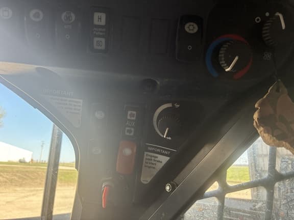 Image of John Deere 323D equipment image 4